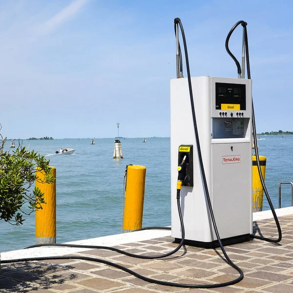 Boot benzinestation in Venetië — Stockfoto
