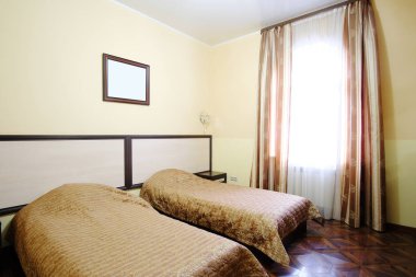 Bir otel odasının içinde.