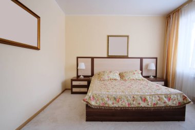 Bir otel odasının içinde.