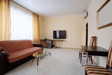 Bir otel odasının içinde.