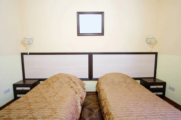Egy hotel hálószobájának belseje — Stock Fotó