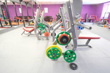 fitness salonunda ağırlık