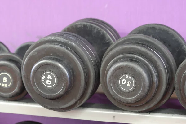 Pesas en un gimnasio — Foto de Stock