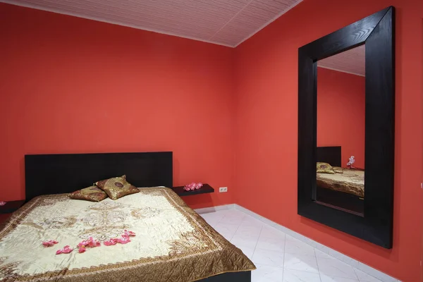 Interieur van een rode slaapkamer — Stockfoto