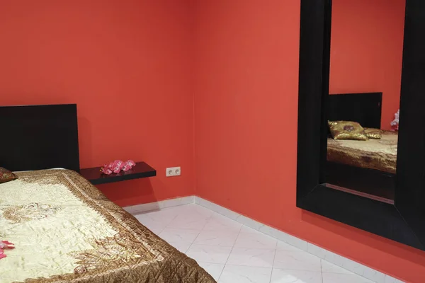 Interiör av ett rött sovrum — Stockfoto