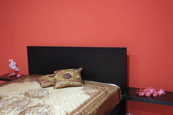 Interno di una camera da letto rossa — Foto Stock