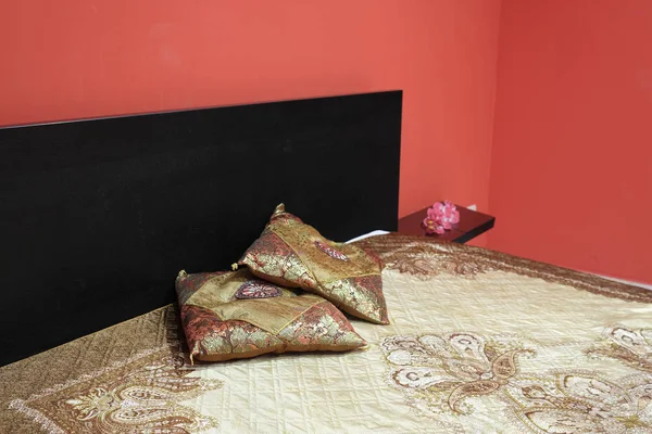Interieur van een rode slaapkamer — Stockfoto