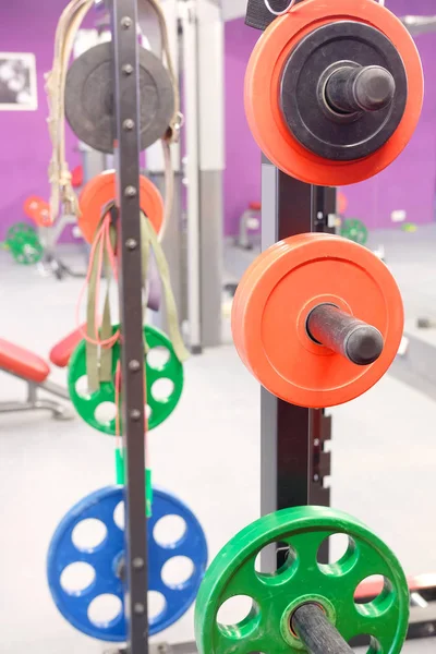 Pesos em uma sala de fitness — Fotografia de Stock