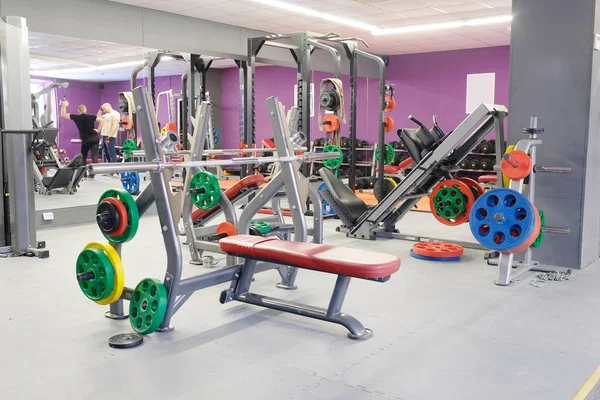 Gewichten in een fitness zaal — Stockfoto