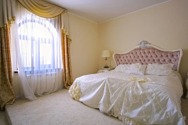 ห้องนอนของโรงแรม — ภาพถ่ายสต็อก