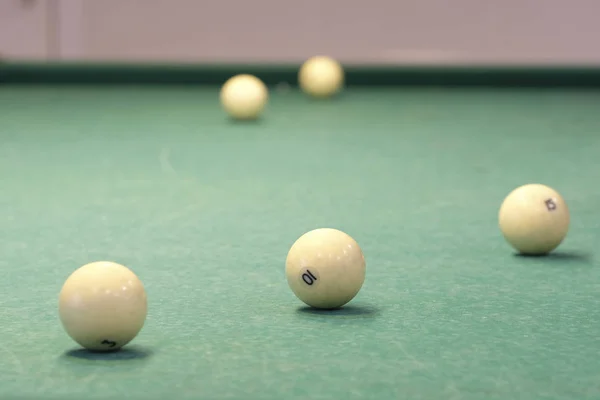 Bolas de billar sobre una mesa — Foto de Stock