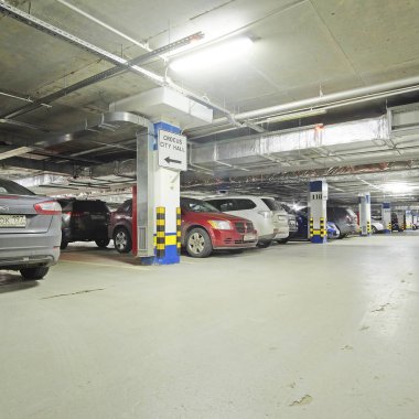 Moskova'da bir Crocus EXHEBITION merkezinde otopark underroof araçlarda