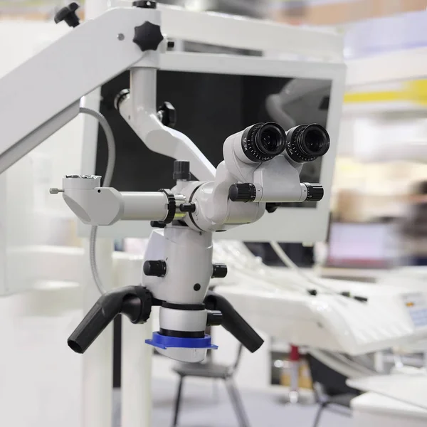 Professionelles medizinisches Mikroskop — Stockfoto