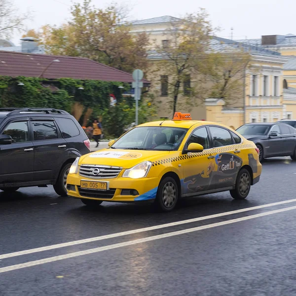 Táxi na rua Ohotniy Riad em um centro de Moscou — Fotografia de Stock