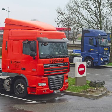 kamyon bir benzin istasyonu Belçika