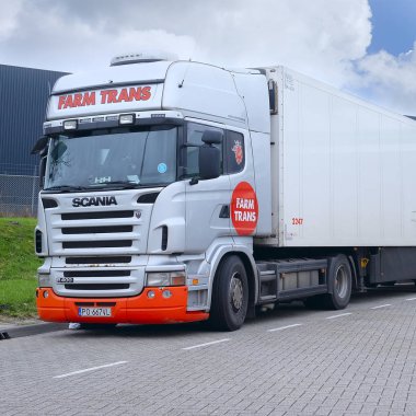 kamyon Polonya bir benzin istasyonu