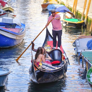 gondol yelken Venedik kanal aşağı