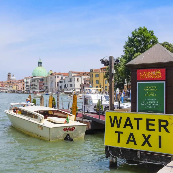 Jetée de bateau-taxi à Venise — Photo