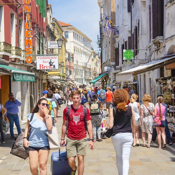 Persone in una strada di Venezia — Foto Stock