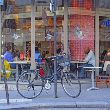 Paris 'teki sokak kafesi.