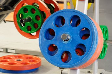 fitness salonunda ağırlık