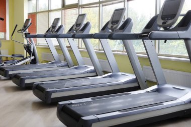 koşu bandı ile modern bir fitness salonu