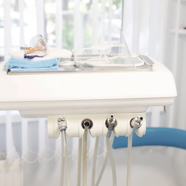 Uitrusting van een moderne tandheelkundige kamer — Stockfoto