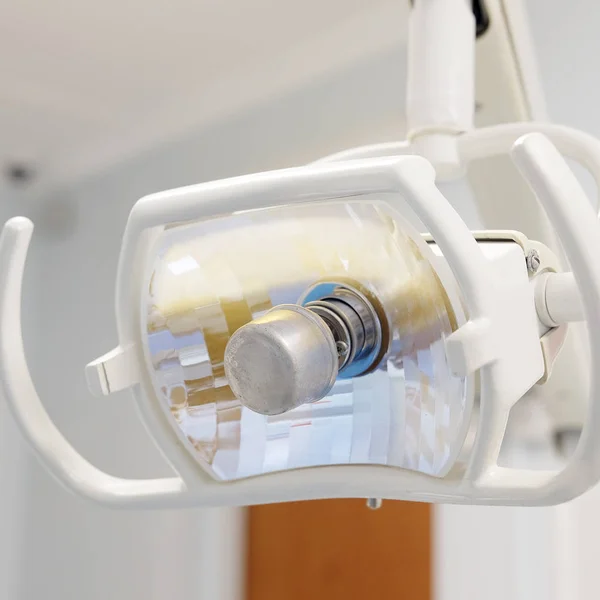 Зображення крупним планом стоматологічної лампи — стокове фото