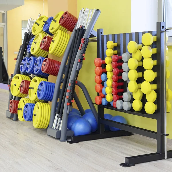 Sala fitness con manubri — Foto Stock