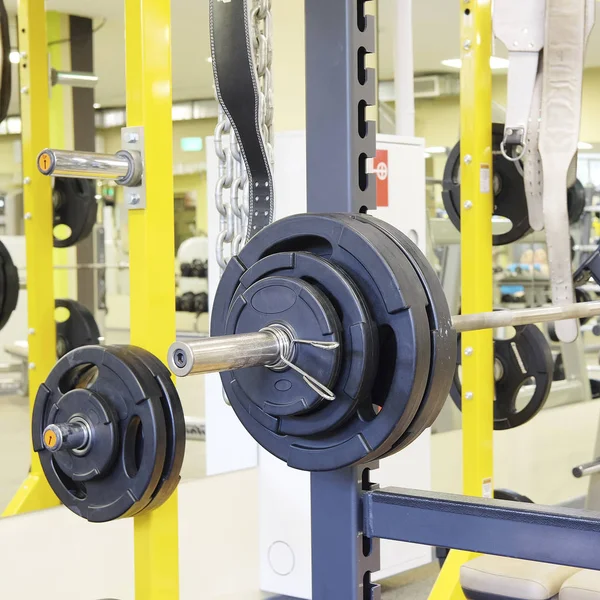 Αίθουσα οργάνων γυμναστικής με βάρη και άλλες αθλητικού εξοπλισμού — Φωτογραφία Αρχείου