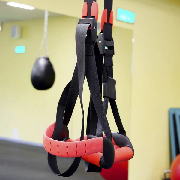 Фитнес-зал с боксерскими грушами — стоковое фото