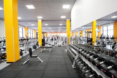 Bir spor salonunun içinde.