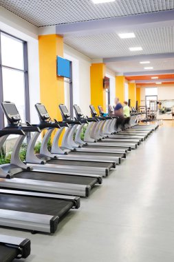 Fitness salonunda koşu bandı iç