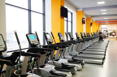 Fitness salonunda koşu bandı iç