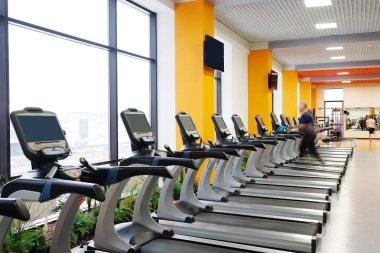 Fitness salonunda koşu bandı iç