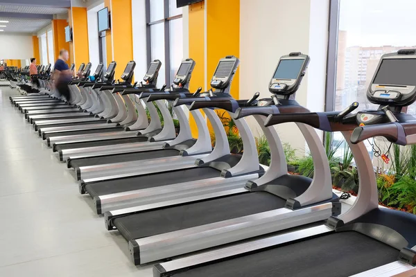 A fitness teremben futópadok belső — Stock Fotó