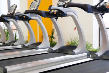 Fitness salonunda koşu bandı iç