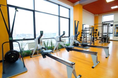 Bir spor salonunun içinde.