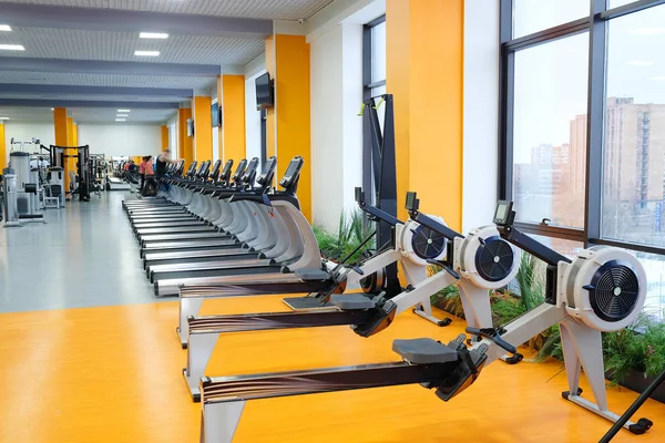 Interior de las cintas de correr en un gimnasio —  Fotos de Stock