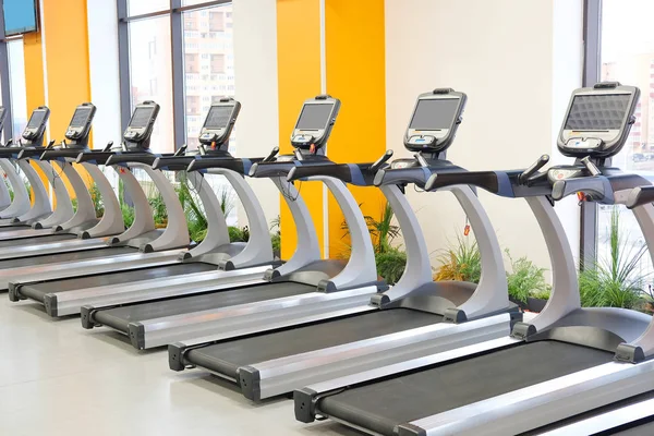 Εσωτερικό του treadmills στην αίθουσα γυμναστικής — Φωτογραφία Αρχείου