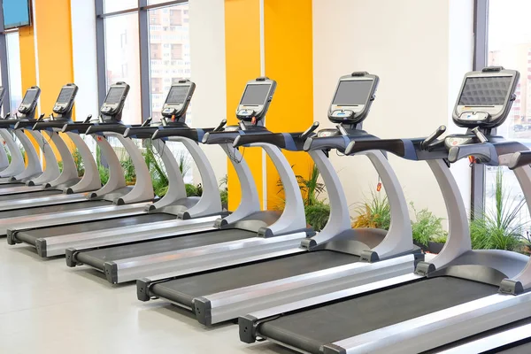 Interior de las cintas de correr en un gimnasio — Foto de Stock