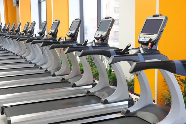 Interior de las cintas de correr en un gimnasio — Foto de Stock