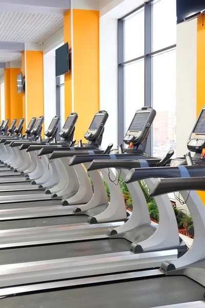 Interior de las cintas de correr en un gimnasio —  Fotos de Stock