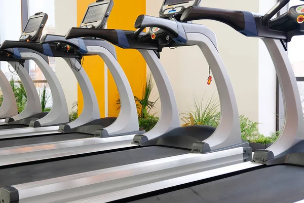 Interieur van loopbanden in een fitness zaal — Stockfoto