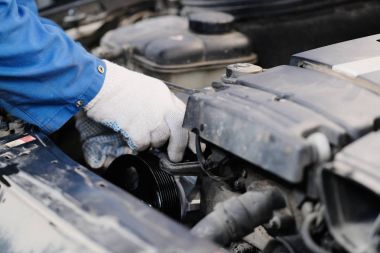 Çalışan bir araba motoru tamir
