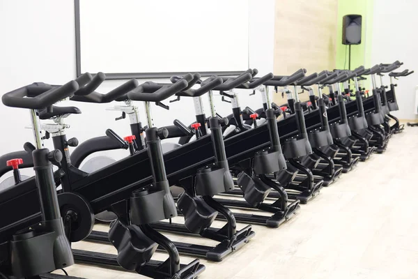Sala de fitness con bicicletas deportivas — Foto de Stock