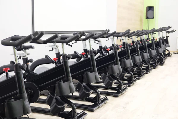 Fitness hall com bicicletas esportivas — Fotografia de Stock