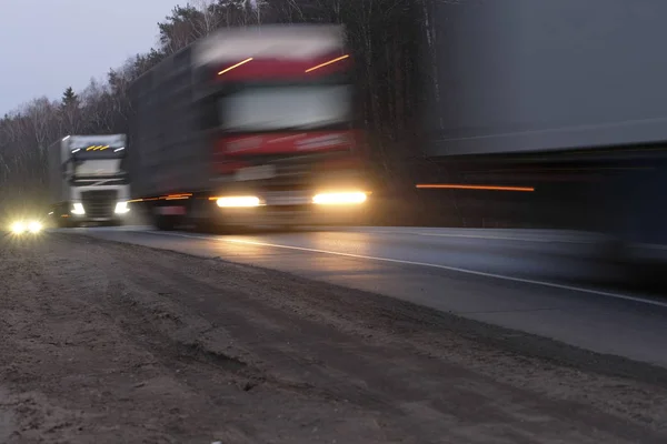 Camiones en una carretera — Foto de Stock