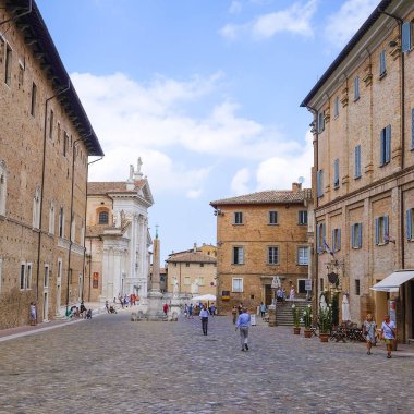 Bir Urbino bir sokakta insanlar