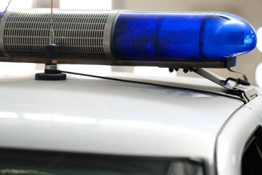 ışık Çubuğu'nda bir polis arabası